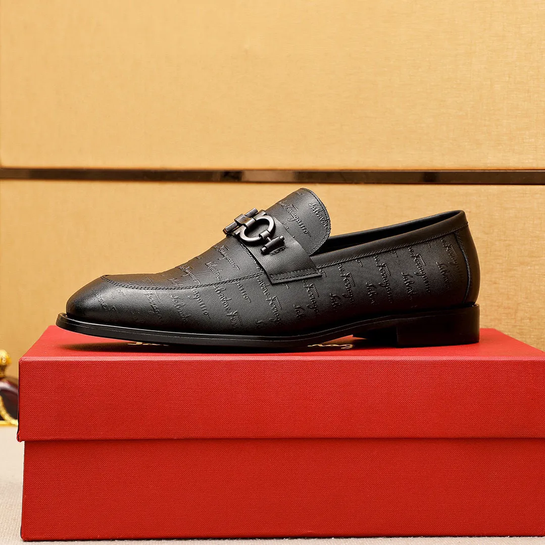 Men's shoes💰460💰 Product trademark: Ferragamo "Ferragamo" casual leather shoes Regular size: 38-44 (45🉑️customized) Product materials: Selected imported first-layer calfskin embossed upper + luxury hardware buckle, imported water-dyed cowhide leather lining. Strong three-dimensional visual effect, original outsole color: 1⃣️color optional